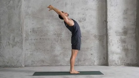 động tác Standing Backbend