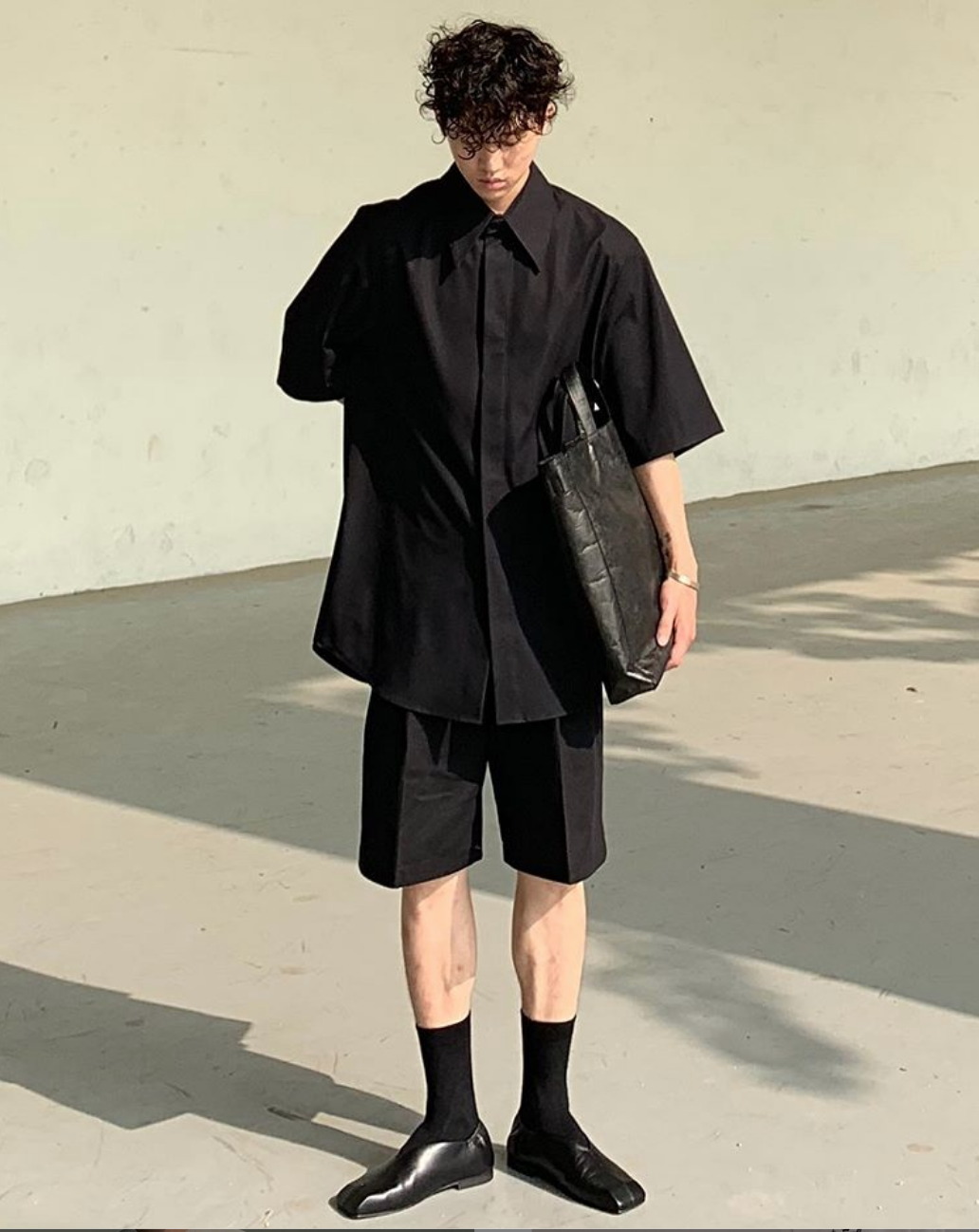 phong cách monochrome-fashionista mặc đồ màu đen