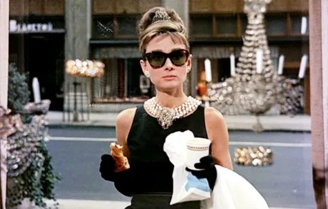 Nữ diễn viên Audrey Hepburn đeo mắt kính Rayban Wayfarer Nữ diễn viên Audrey Hepburn đeo mắt kính Rayban Wayfarer