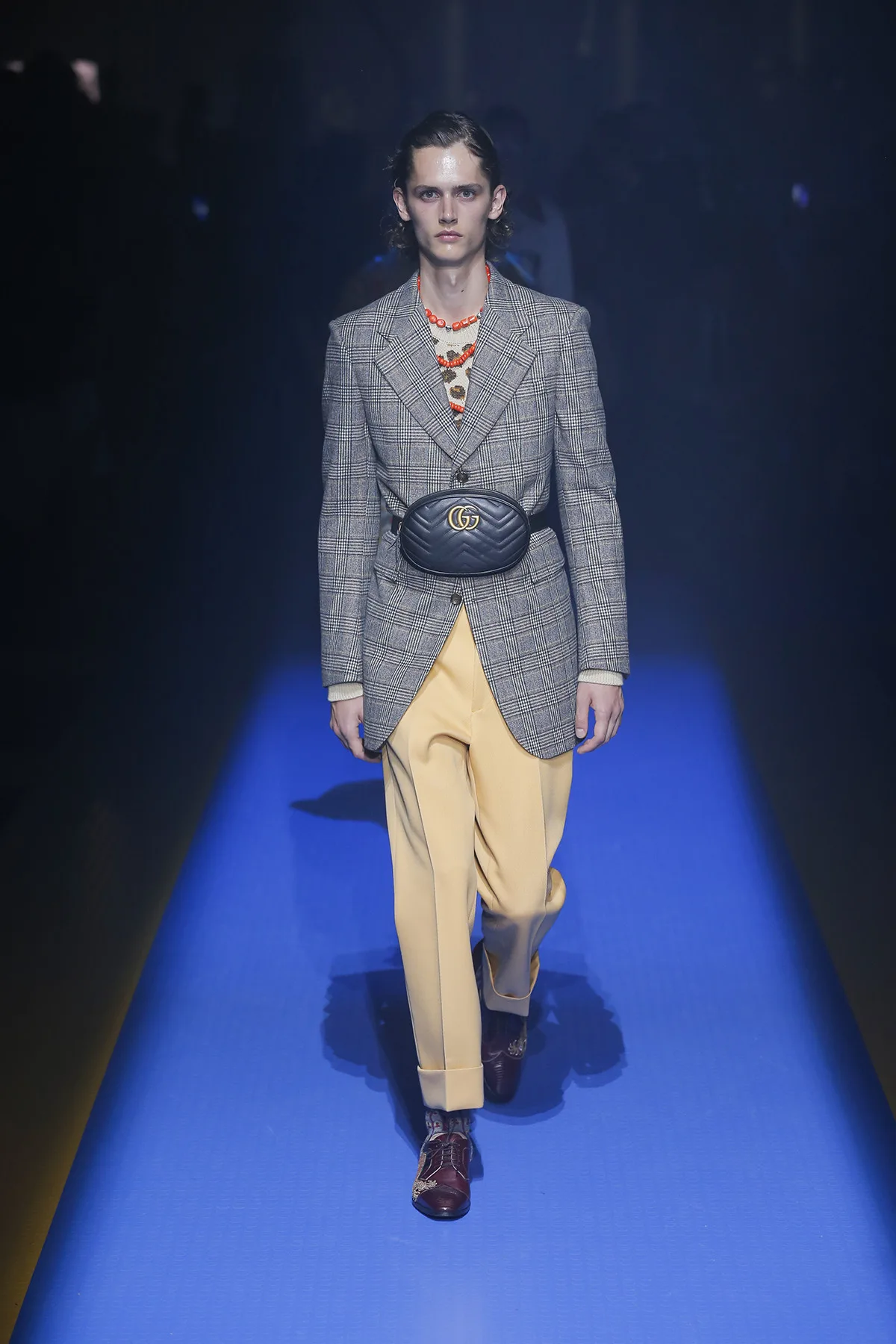 Những chàng trai qua đôi tay kì diệu của Alessandro Michele mang dáng dập nữ tính mảnh khảnh. Ảnh: Gucci