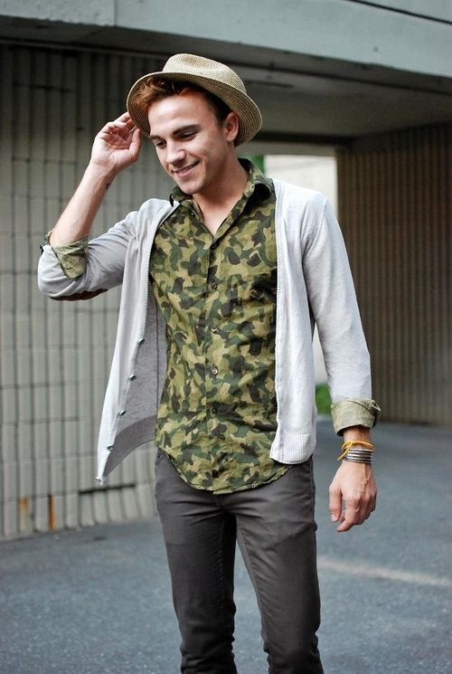 Phong cách thời trang kết hợp bở áo khoác Cardigan và sơ mi họa tiết Camo, tại sao không