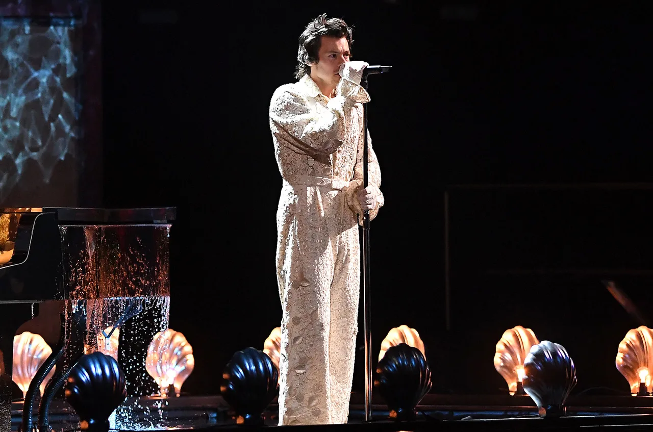 harry styles performing 2-sao nam mac dep-elleman-0220