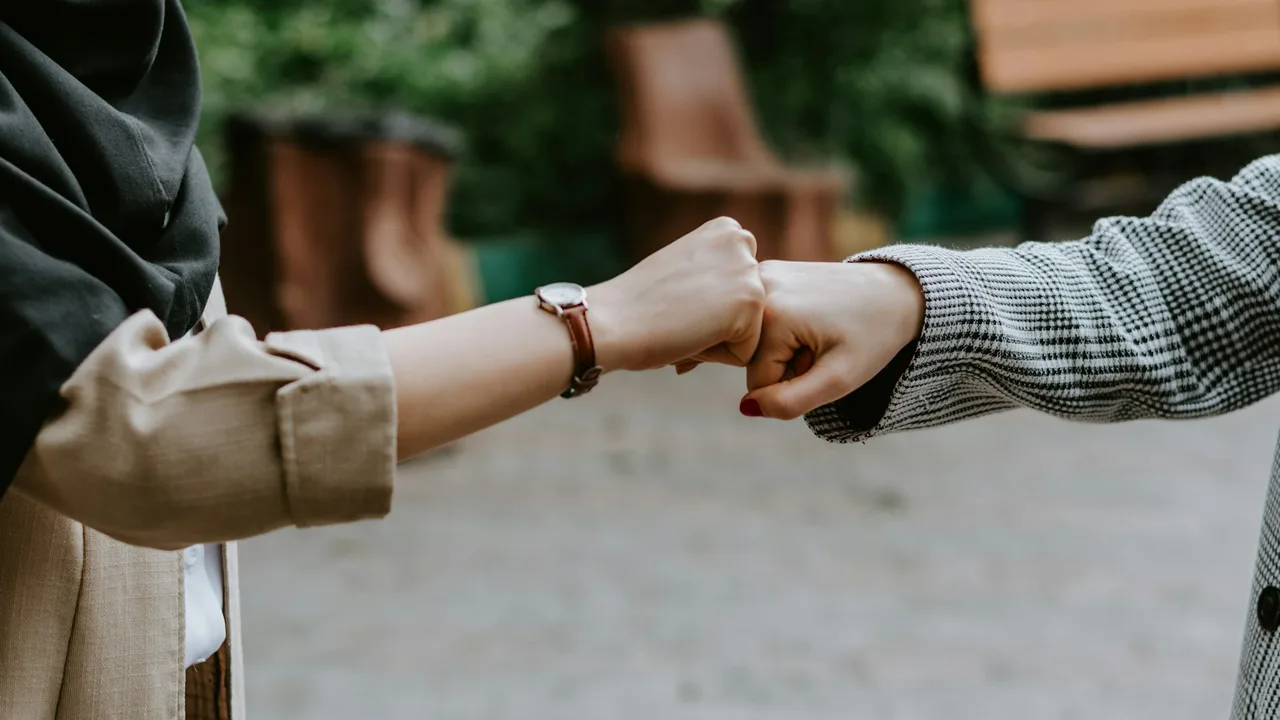 dấu hiệu phụ nữ thích bạn