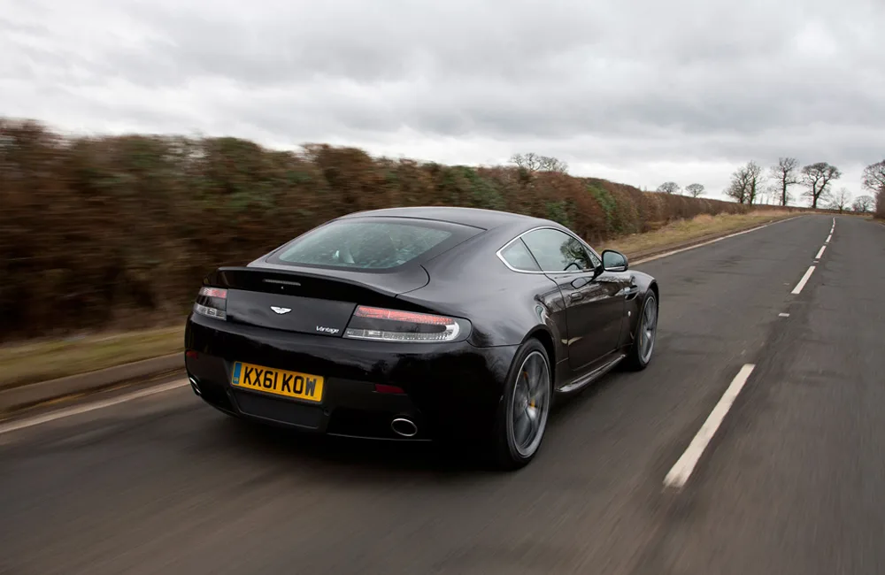 xe hoi dep - Aston Martin V8 Vantage - elle man 2