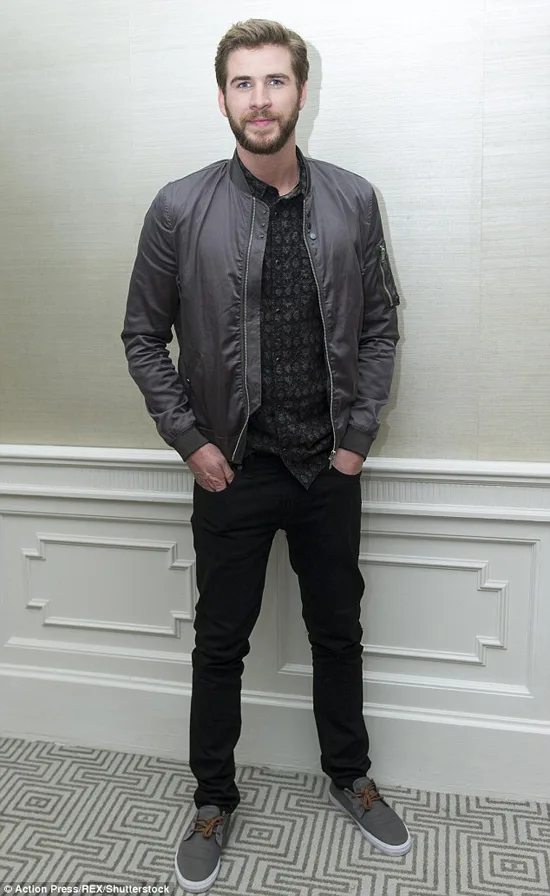 phong cach thoi trang Liam Hemsworth - all-black 2 - elle man