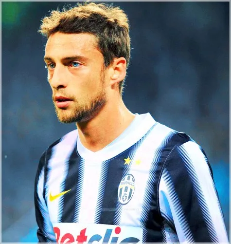 Claudio Marchisio trong bộ trang phục thi đấu quen thuộc của Juventus Claudio Marchisio trong bộ trang phục thi đấu quen thuộc của Juventus