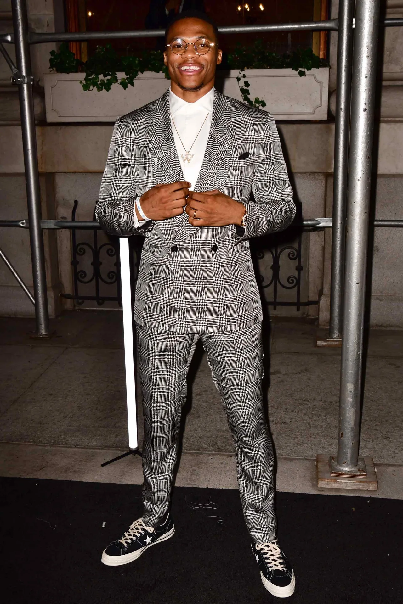 Trong đêm kỷ niệm 50 thành lập thương hiệu Ralph Lauren, chàng cầu thủ bóng rổ Russell Westbrook năng động với phong cách smart-casual cùng khi phối suit xám màu và giày vans old skool. Ảnh: GQ