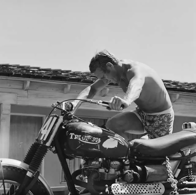 logo-thuong-hieu-elle-man-triumph-motorcycle-19