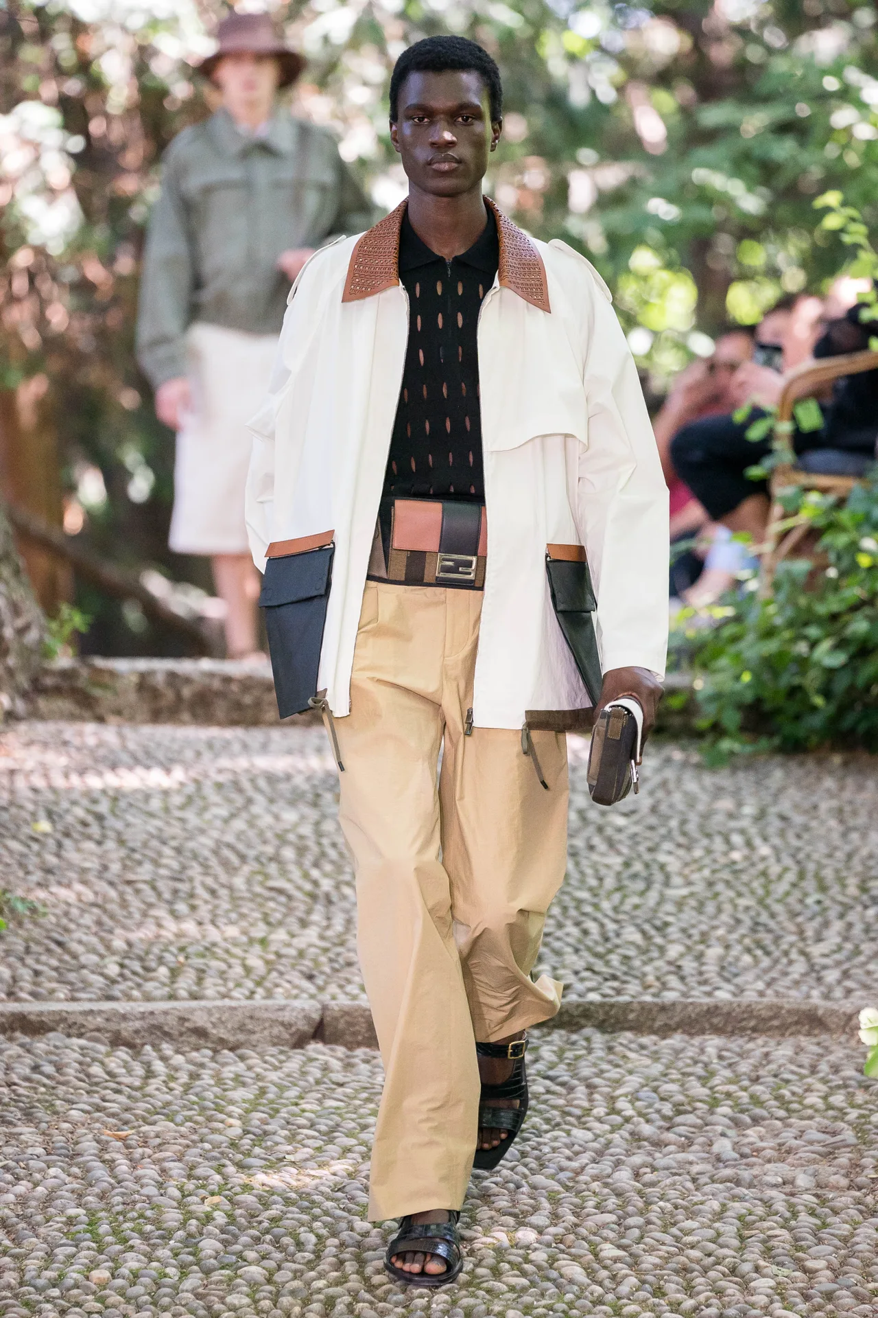 Người mẫu mặc quần đũi trong BST Fendi Xuân-Hè 2020.