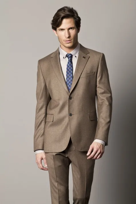 Nếu bạn có thân hình mảnh dẻ thì một bộ suit màu nâu sáng hơn cùng chất liệu hơi bóng có thể là một gợi ý cho bạn Nếu bạn có thân hình mảnh dẻ thì một bộ suit màu nâu sáng hơn cùng chất liệu hơi bóng có thể là một gợi ý cho bạn
