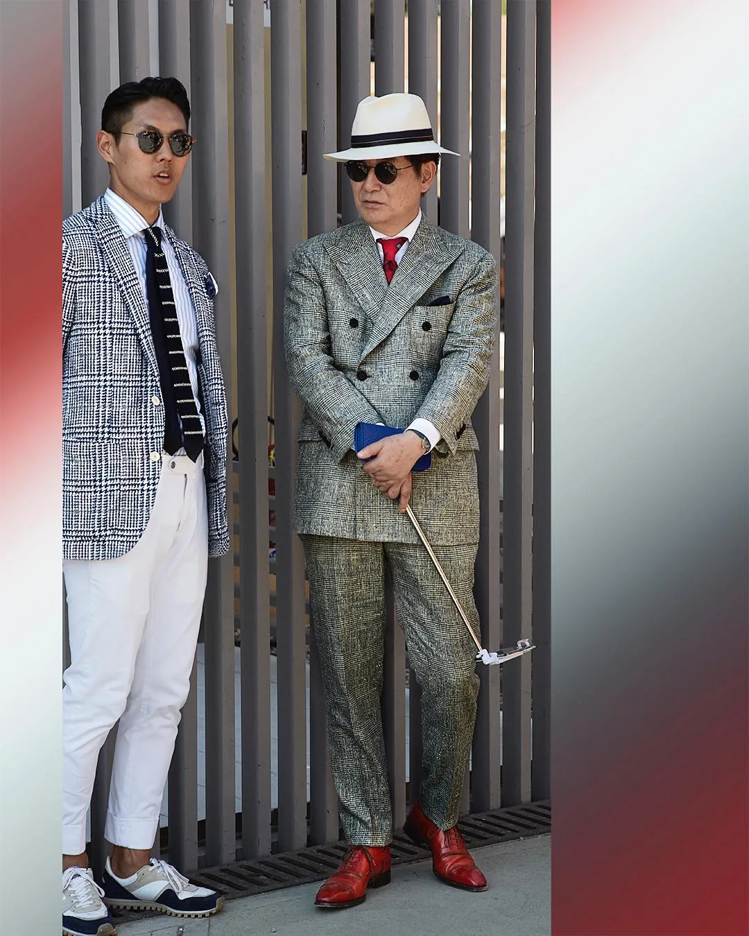 Và dĩ nhiên chiếc selfie stick này cũng khiến chủ nhân của nó trở nên nổi bật hơn giữa một rừng suits tại Pitti Uomo 92