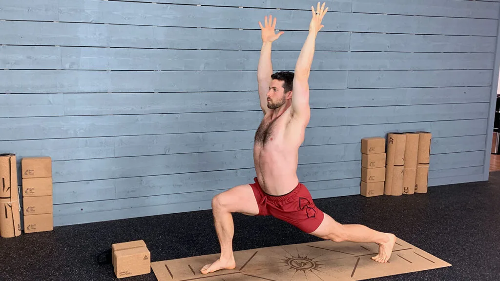 động tác High Lunge yoga buổi sáng