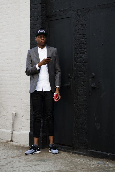 Quần jean xắn gấu cùng blazer và giày sneaker cũng không phải là lựa chọn tồi nếu cơ quan bạn khá thoải mái Quần jean xắn gấu cùng blazer và giày sneaker cũng không phải là lựa chọn tồi nếu cơ quan bạn khá thoải mái