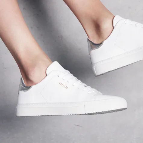 giay the thao all-white - axel arigato clean sneakers - elle man 2