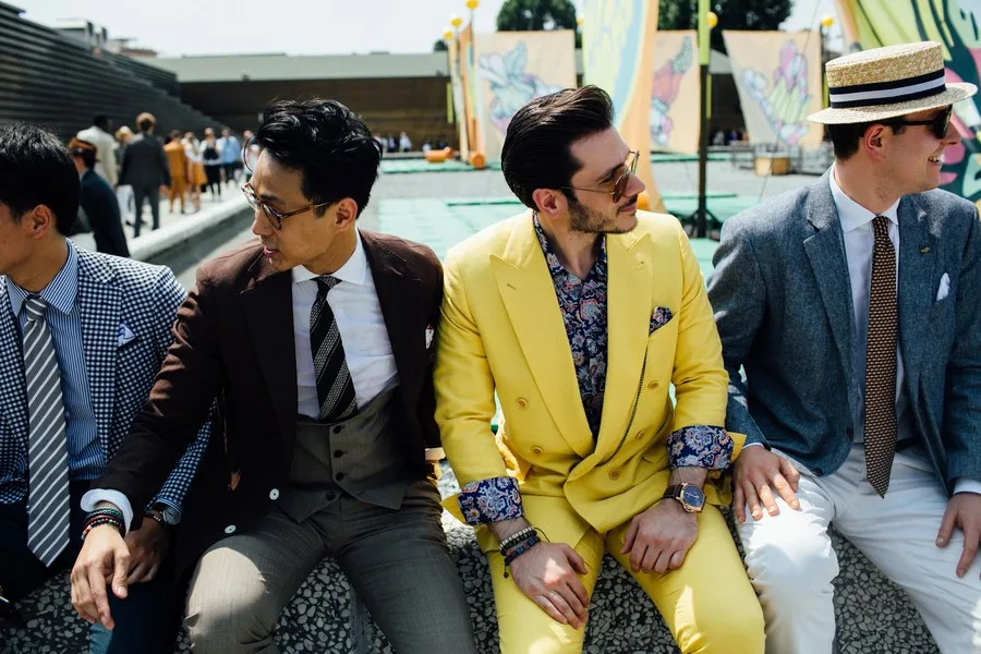 Bộ suits vàng và áo hoa - không phải ai cũng dám mặc. 