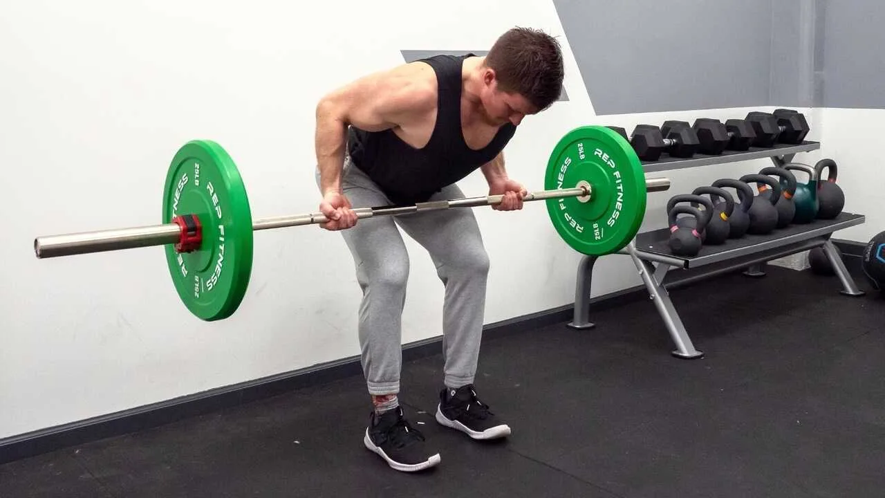 người đàn ông tập lưng barbell row underhand grip