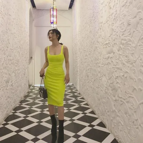 ESAs ELLE Man Sĩ Thanh mặc đầm vàng