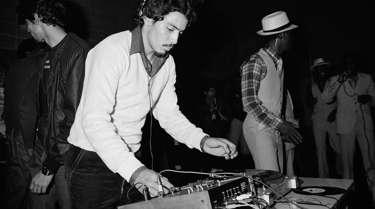 Từ bữa tiệc của DJ Kool Herc mà văn hoá hip-hop thực sự bắt đầu, mở ra một kỷ nguyên và một dòng nhạc xuất phát từ những thứ chân thực nhất của đường phố và xã hội.