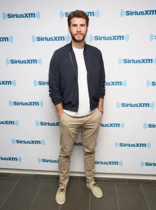 phong-cach-thoi-trang-Liam-Hemsworth-neutral-tones-3-elle-man