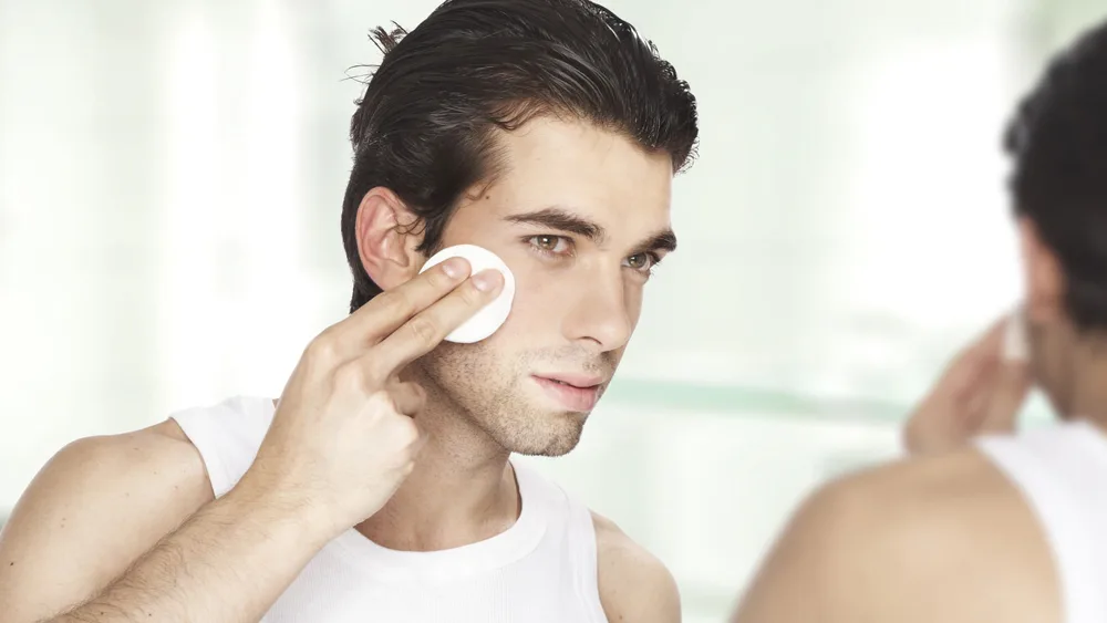 Tế bào chết quá nhiều lần trong một tuần dẫn đến việc làn da bị tổn thương một cách nặng nề. Photo: ELLE Man Việt Nam