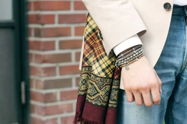 nhung-meo-phoi-voi-ao-quan-jeans-nam-accessories-elle-man-1