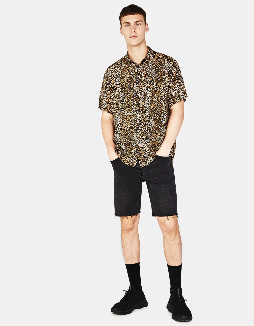 hoa tiet da bao - chang trai mac so mi da bao, quan short denim den va gia sneaker den - elle man