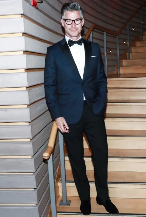 diễn viên eric rutherford mặc suit xanh