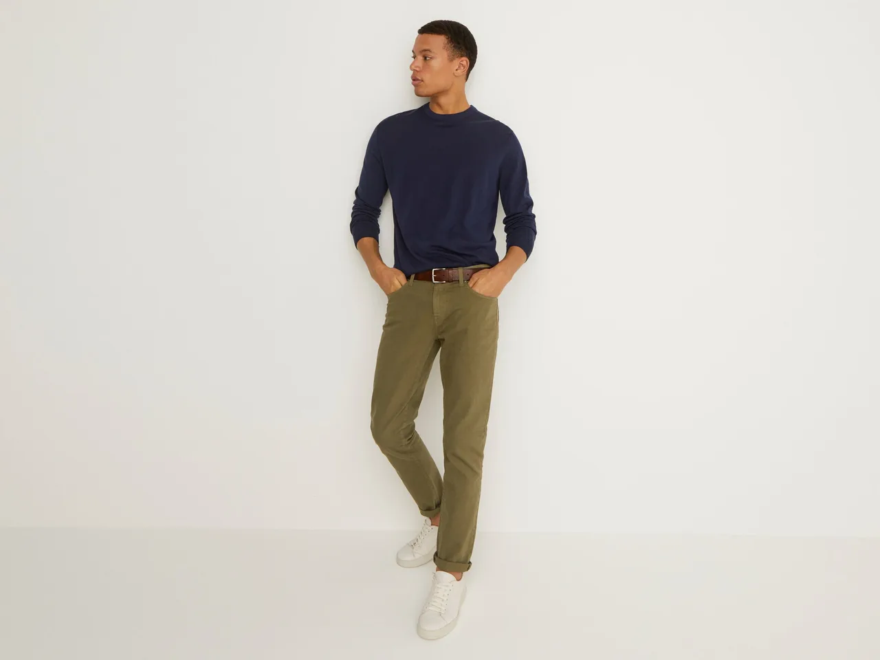 Phối áo len cổ tròn với quần chinos