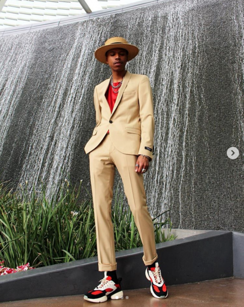 phối đồ gam màu beige áo thun đỏ và vest