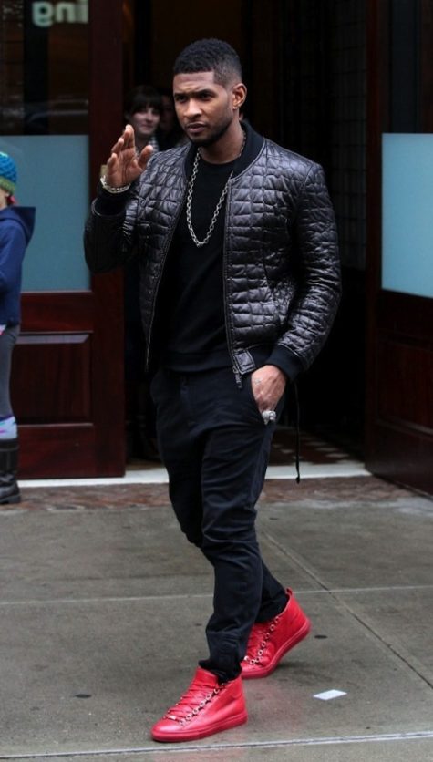 Usher diện cả quần jeans nam đen cùng sneakers đỏ