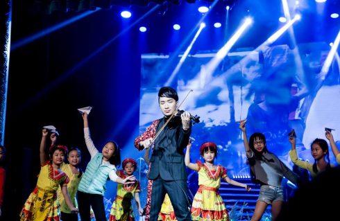 Đưa cây đàn violin quen thuộc ra khỏi dàn nhạc và kết hợp những yếu tốt khác là một bước táo bạo của Rob trong con đường sáng tạo nghệ thuật.