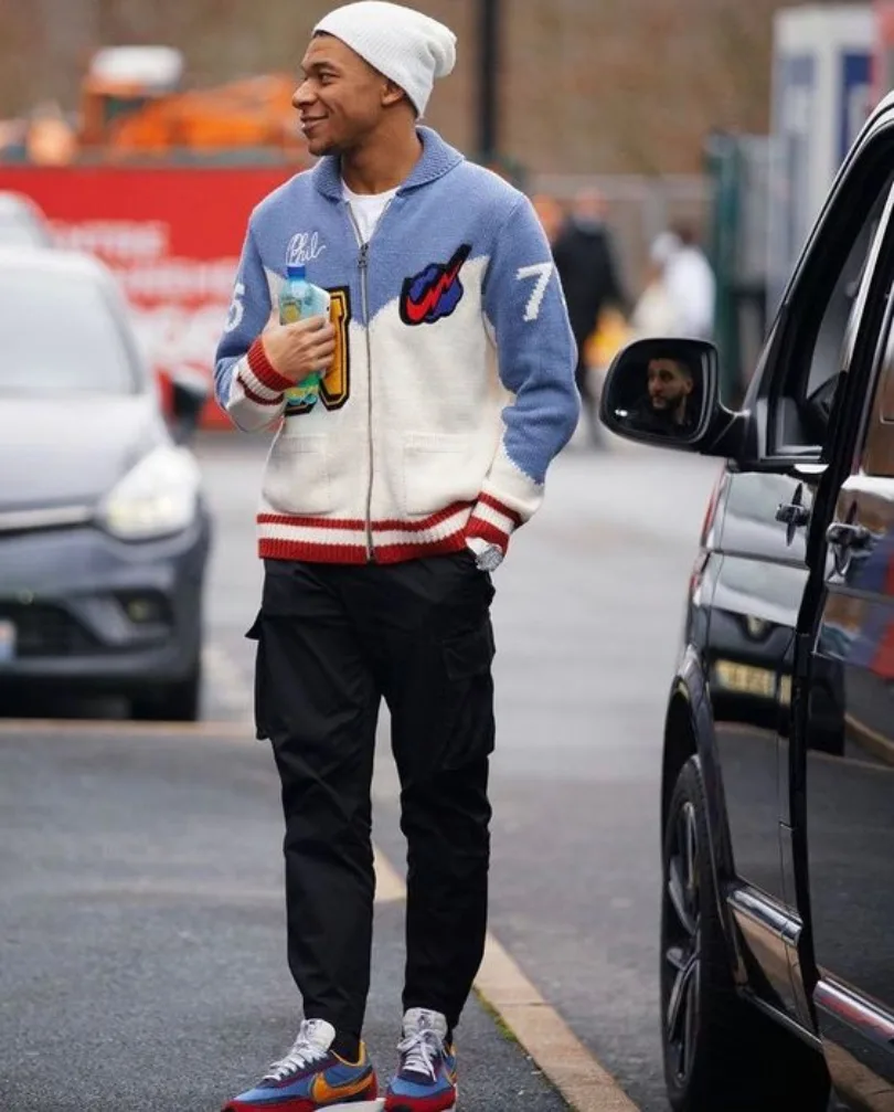 Kylian Mbappe cùng một bộ outfit All Nike với các item cực hype