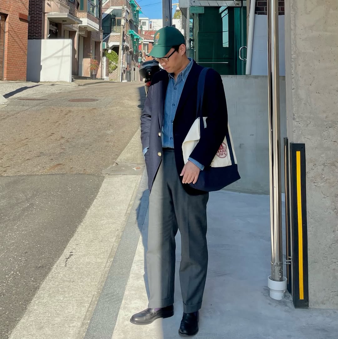 quần tây xám và blazer xanh navy