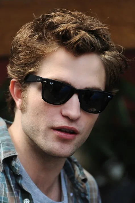 Robert Pattinson Robert Pattinson và mắt kính Rayban Wayfarer