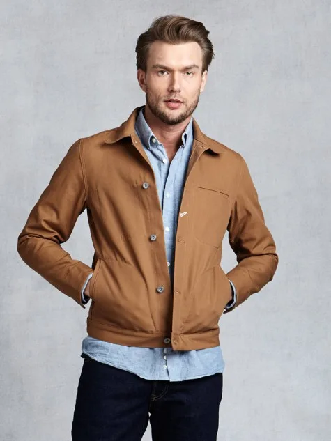 Nếu bạn là một chàng trai năng động, hãy nghĩ tới một chiếc jacket nâu sáng kết hợp với sơ mi xanh trẻ trung Nếu bạn là một chàng trai năng động, hãy nghĩ tới một chiếc jacket nâu sáng kết hợp với sơ mi xanh trẻ trung