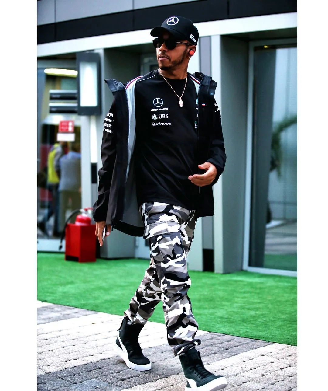 Lewis Hamilton là tay đua gây ấn tượng với phong cách pha lẫn giữa Street style và Warcore (quân đội). Ảnh: Instagram @ lewishamilton