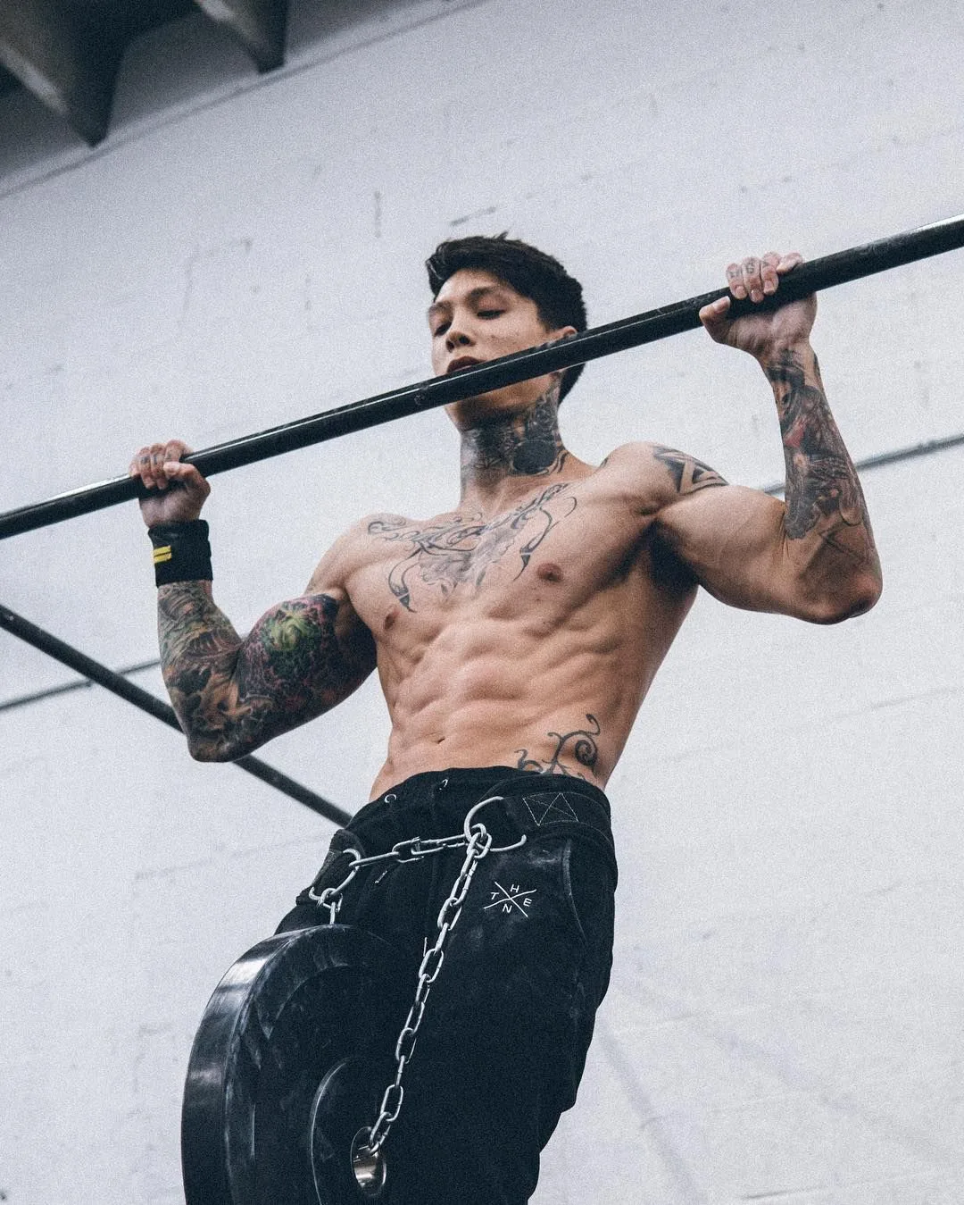 quai vat the hinh chris heria - source henx - elle man 3