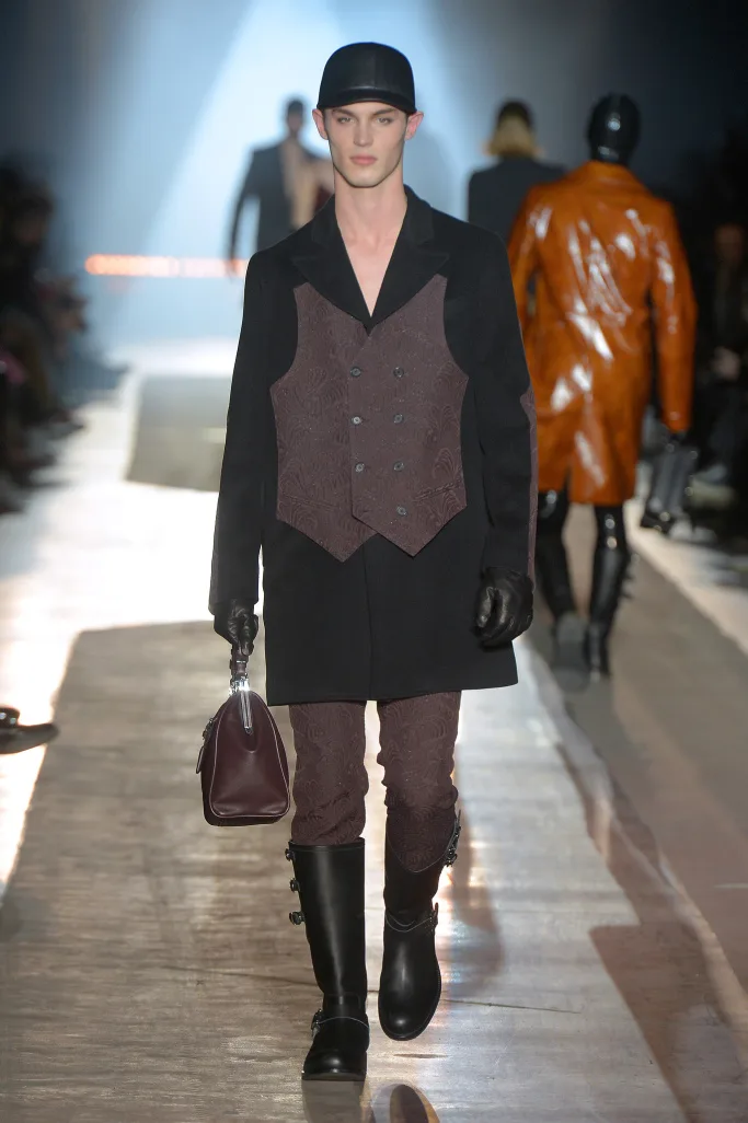 tuan le thoi trang nam milan 2018 moschino - 07