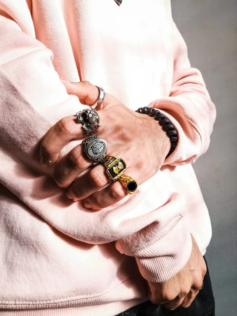 để có một tổng thể hài hòa nhất, bạn phải biết mang bao nhiêu trang sức trên người là đủ và phải đảm bảo trang sức bạn mang phải phù hợp với trang phục và hoàn cảnh.