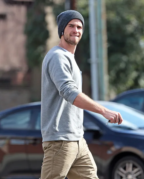 phong-cach-thoi-trang-Liam-Hemsworth-neutral-tones-2-elle-man