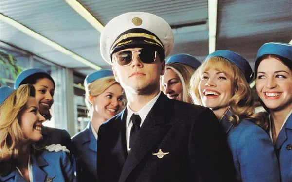 Leonardo DiCaprio trong phim Catch me if you can.