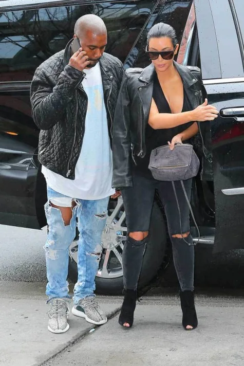 Kanye West mang giày Yeezy Boost 350 khi xuất hiện cùng vợ là Kim Kardashian Kanye West mang giày Yeezy Boost 350 khi xuất hiện cùng vợ là Kim Kardashian