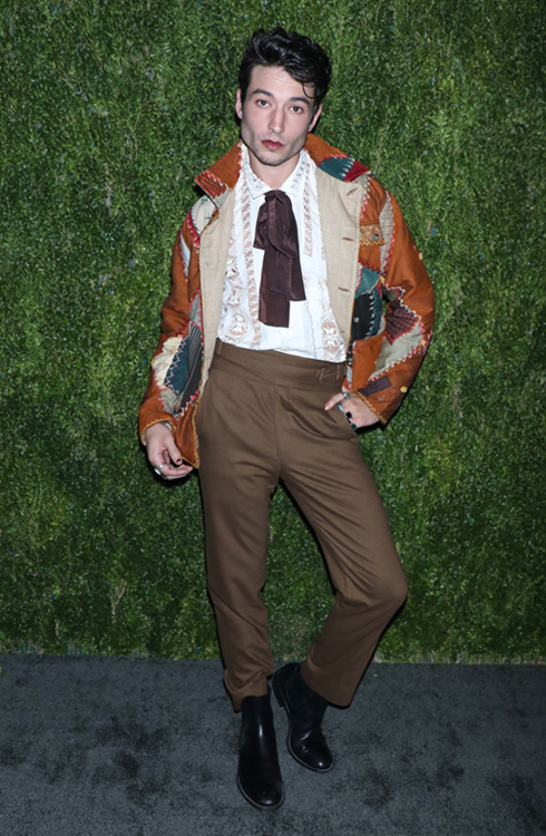 bieu tuong thoi trang - ezra miller - elle man
