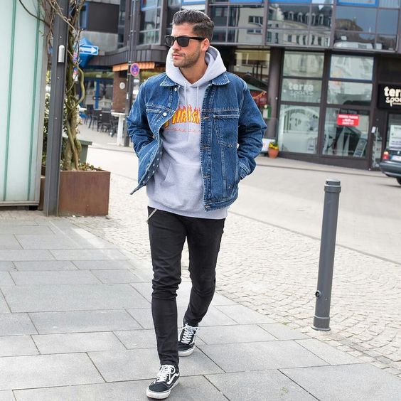 Áo khoác Hoodie họa tiết cùng Denim Jacket luôn là sự kết hợp hoàn hảo cho chàng trai thích phong cách mạnh mẽ, bụi bặm