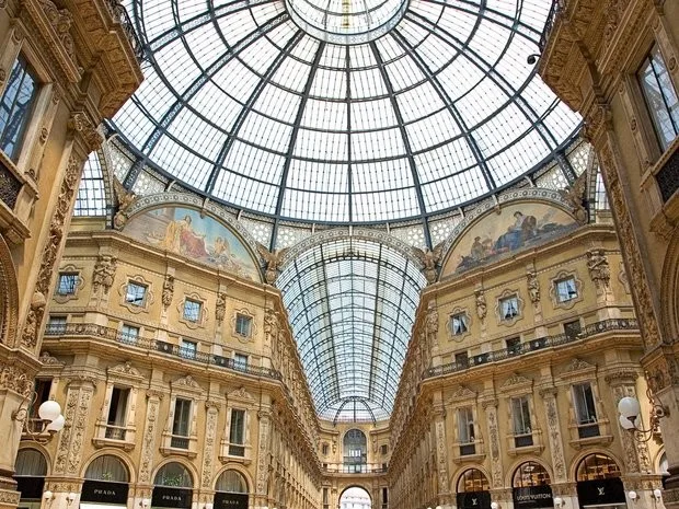 Milan là một trong những kinh đô thời trang thế giới với hàng triệu cửa hàng từ bình dân đến cao cấp. Ảnh: Zing