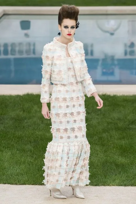 Cô gái Chanel trẻ trung, thời thượng nhưng không kém phần đẳng cấp. Ảnh: ELLE Mỹ