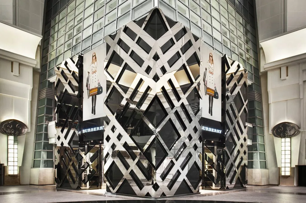 y-nghia-logo-thuong-hieu-burberry-elle-man-5