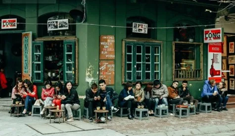 Một góc đường cà phê Hà Nội hiện đại.
