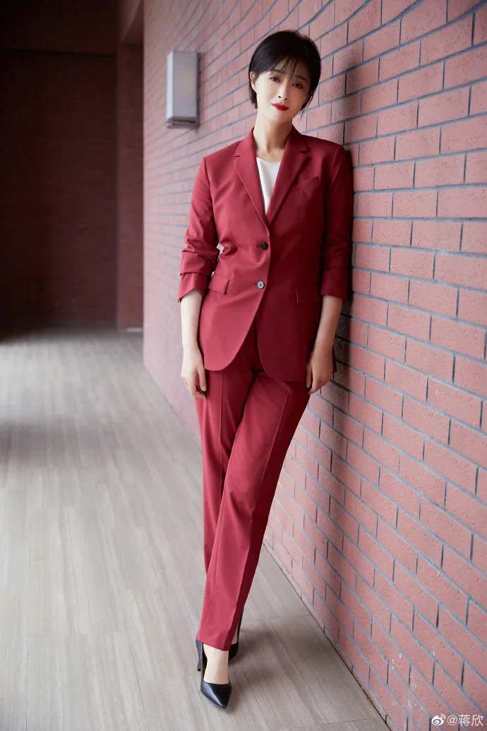 mỹ nhân tân cương - tưởng hân mặc suit đỏ