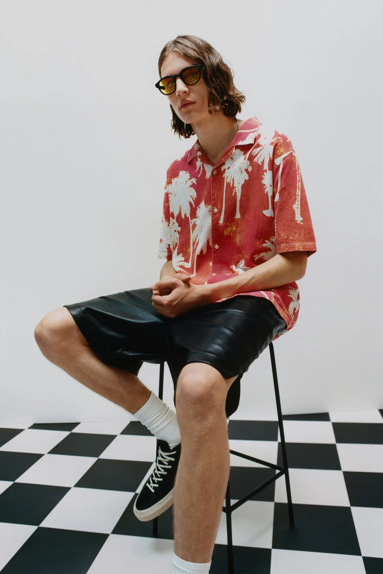 phong cách retro - sơ mi họa tiết với short da zara